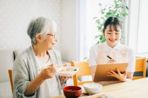 高齢者の一人暮らしはいつまで可能？家族が確認したいポイントをわかりやすく解説