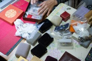 親が亡くなった後の遺品整理｜何から始めればいい？家族が最初にすることを解説
